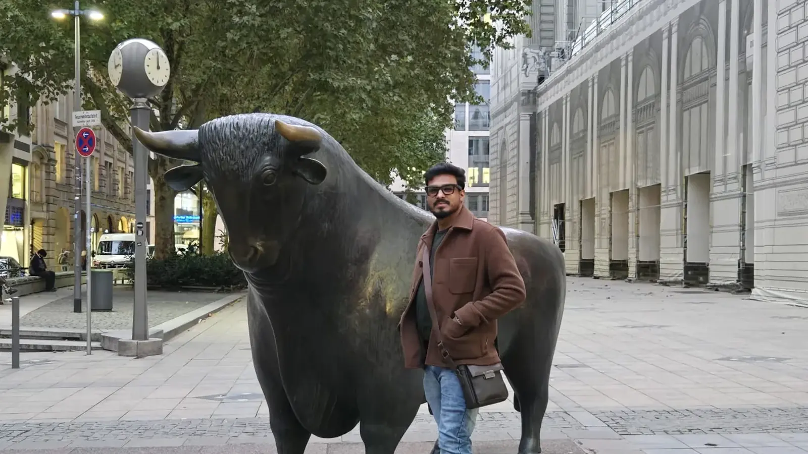Rashin Hassan beside the bull sculpture outside the Frankfurt Stock Exchange.